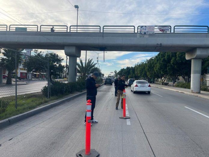 ATIENDE AYUNTAMIENTO DE TIJUANA DESPRENDIMIENTO DE PLAFÓN EN PUENTE UABC. lasnoticias.info