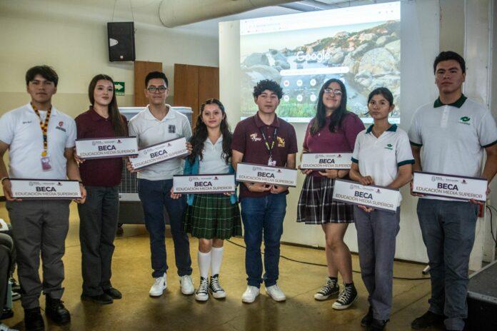 ENTREGA SECRETARÍA DE EDUCACIÓN APOYOS ECONÓMICOS A ESTUDIANTES DE PREPA. lasnoticias.info